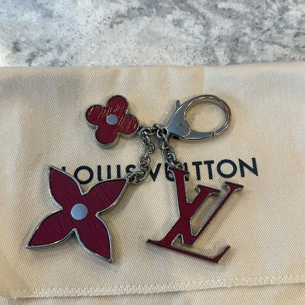 👜Louis Vuitton Fuchsia Fleur d’Epi Bag Charm Comes with dust bag, box an…